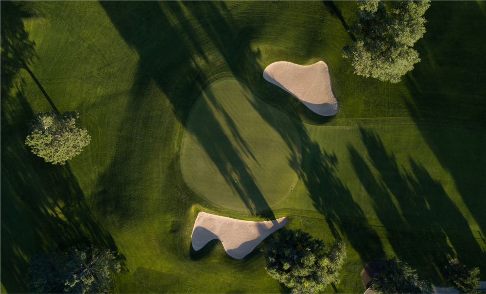 Drohnenaufnahme eines Golfplatzes