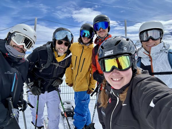 Selfie vom Helga Team beim Skifahren
