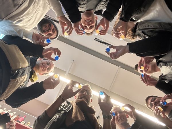 Das Helga Team beim Anstossen mit Shots