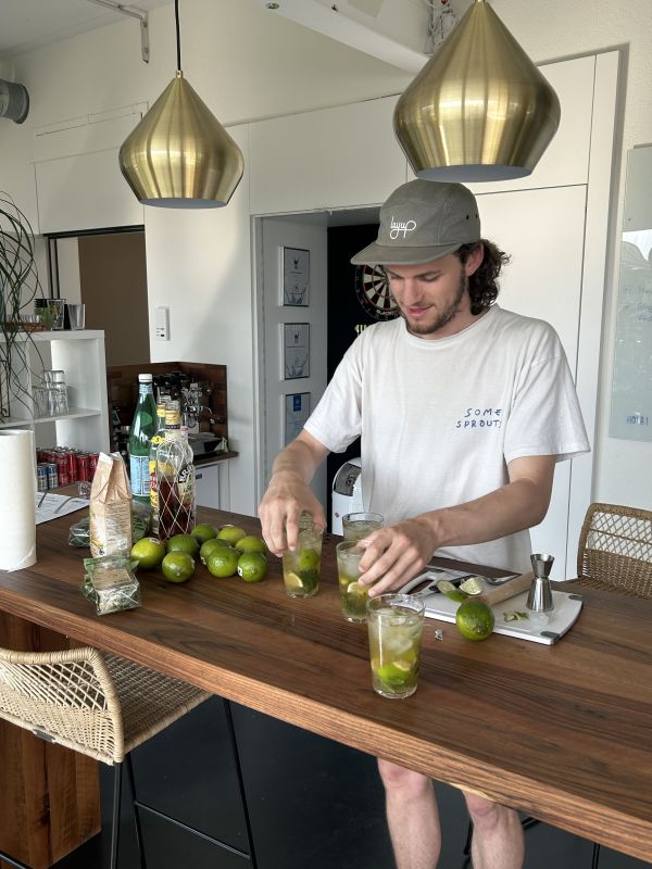Hudson von Team Helga am Mojito mixen