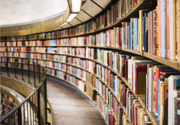 Bücherregal in einer Bibliothek