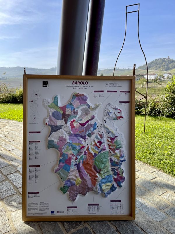 Foto einer Landkarte der Region Barolo