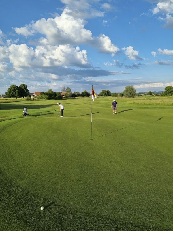 Ein Golfplatz unter blauem Himmel