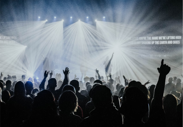 Stimmungsbild einer Menschenmenge an einem Konzert